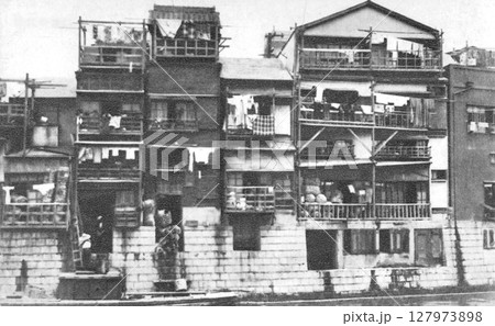 古写真 1932年 東京 京橋の大根河岸から望む銀座一丁目の古い民家 古写真 1932年 東京 京橋の大根河岸から望む銀座一丁目の古い民家 127973898