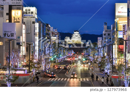 姫路城と夕景の街並み 127973968