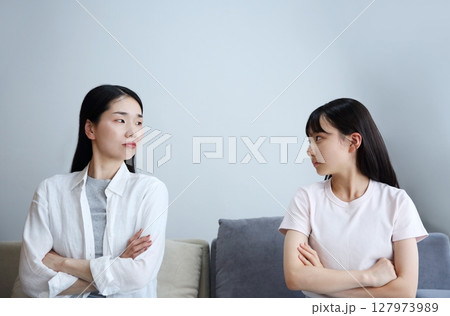 娘と母親が喧嘩しているイメージ 娘と母親が喧嘩しているイメージ 127973989