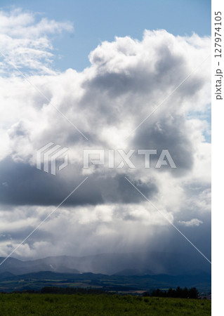 雨雲と緑の丘陵地帯 127974105