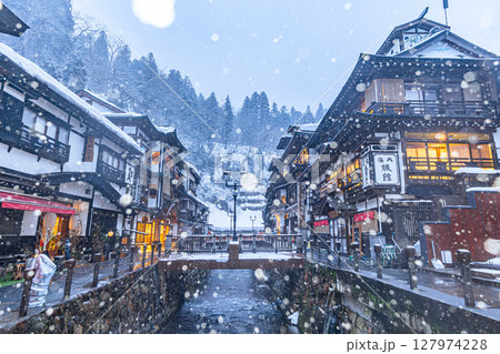 雪降る銀山温泉　（山形県） 127974228