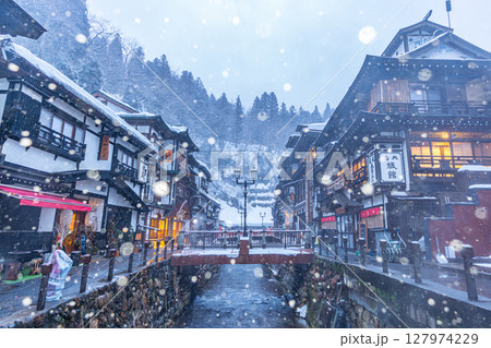 雪降る銀山温泉　（山形県） 127974229