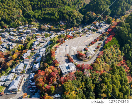 嵐山高雄パークウエイが走る高雄の空撮。眼下には神護寺と、紅葉に染まる山里が広がる。京都市右京区, 京 127974346