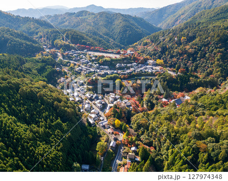 嵐山高雄パークウエイが走る高雄の空撮。眼下には神護寺と、紅葉に染まる山里が広がる。京都市右京区, 京 127974348