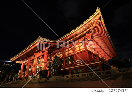 ライトアップされた浅草寺本堂 127974574