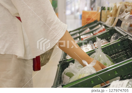 スーパーの野菜コーナーで買い物をする女性 スーパーの野菜コーナーで買い物をする女性 127974705