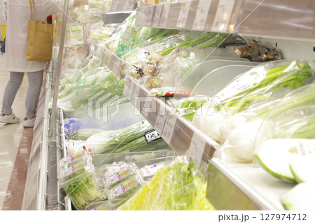 スーパーの野菜コーナー 127974712