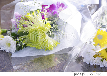 故人の追悼に供えられた花束 故人の追悼に供えられた花束 127974715