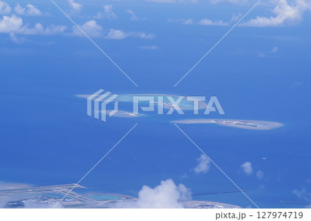 ナガンヌ島と周辺の無人島の空撮 127974719