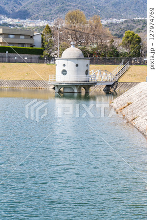 ニテコ池（貯水池）と取水塔　西宮の名勝地　桜の名所（火垂るの墓のモデル）　西宮市満池谷町 127974769