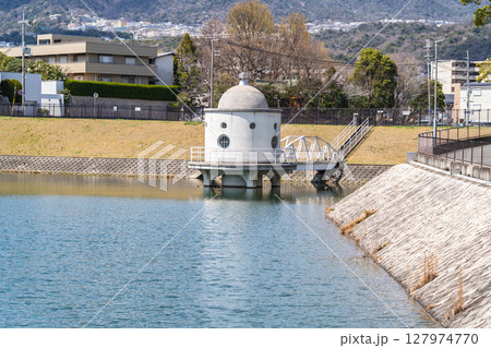 ニテコ池(貯水池)と取水塔 西宮の名勝地 桜の名所(火垂るの墓のモデル) 西宮市満池谷町 ニテコ池(貯水池)と取水塔 西宮の名勝地 桜の名所(火垂るの墓のモデル) 西宮市満池谷町 127974770