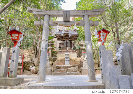 泣き相撲の越木岩神社(子宝、安産祈願の神)甑岩神祠・岩社(御神体は甑岩) 西宮市甑岩町 泣き相撲の越木岩神社(子宝、安産祈願の神)甑岩神祠・岩社(御神体は甑岩) 西宮市甑岩町 127974783