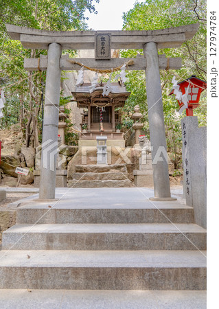 泣き相撲の越木岩神社（子宝、安産祈願の神）甑岩神祠・岩社（御神体は甑岩）　西宮市甑岩町 127974784