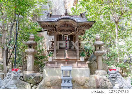 泣き相撲の越木岩神社（子宝、安産祈願の神）甑岩神祠・岩社（御神体は甑岩）　西宮市甑岩町 127974786