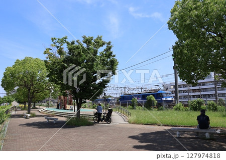 電車が見える新川崎ふれあい公園（神奈川県川崎市幸区） 127974818