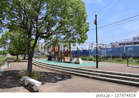 電車が見える新川崎ふれあい公園(神奈川県川崎市幸区) 電車が見える新川崎ふれあい公園(神奈川県川崎市幸区) 127974819