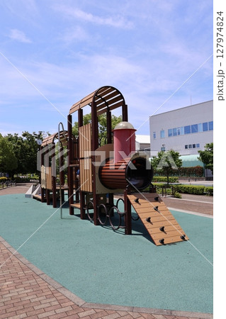 新川崎ふれあい公園の機関車遊具（神奈川県川崎市幸区） 127974824