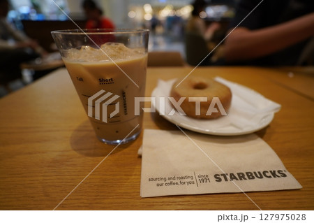 カフェでのひととき 127975028