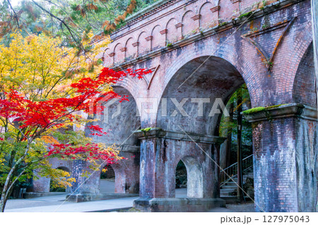 紅葉の南禅寺 琵琶湖疏水 紅葉の南禅寺 琵琶湖疏水 127975043