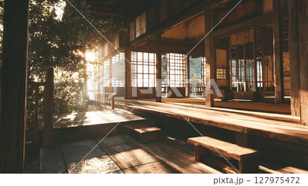 木漏れ日差し込む伝統的な日本家屋の縁側風景 木漏れ日差し込む伝統的な日本家屋の縁側風景 127975472