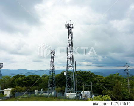 送電線のある風景 127975634