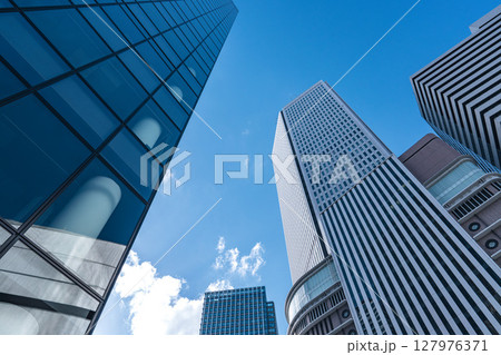 高層ビルが囲む青空を見上げた都会の風景 127976371
