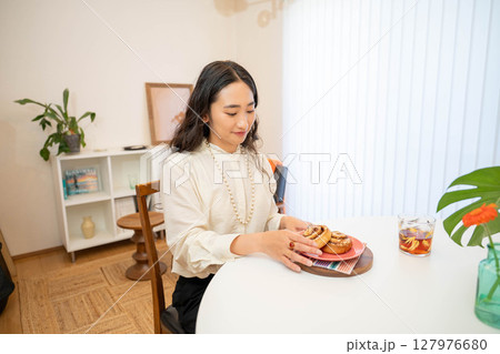 朝食を食べる女性 朝食を食べる女性 127976680