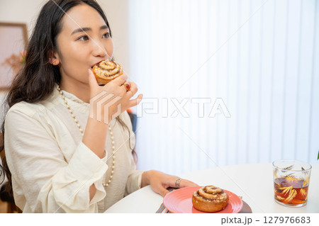 朝食を食べる女性 朝食を食べる女性 127976683