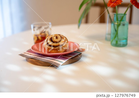 美味しそうなパンとコーヒーとグラス 127976749