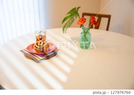 美味しそうなパンとコーヒーとグラス 127976760