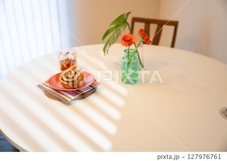美味しそうなパンとコーヒーとグラス 127976761