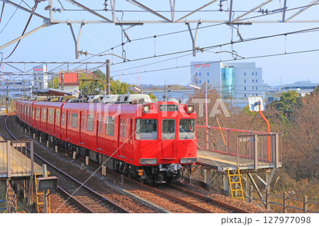 愛知県日進市、名鉄豊田線米野木駅を発車する電車の風景 127977098