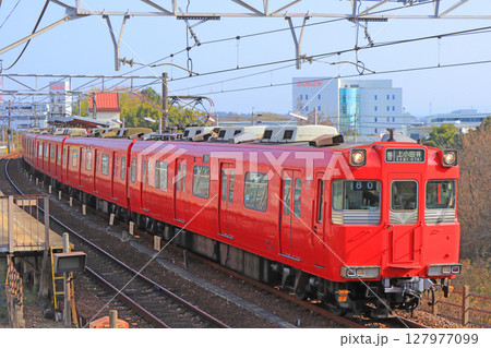 愛知県日進市、名鉄豊田線米野木駅を発車する電車の風景 127977099
