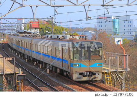 愛知県日進市、名鉄豊田線米野木駅を発車する電車の風景 愛知県日進市、名鉄豊田線米野木駅を発車する電車の風景 127977100
