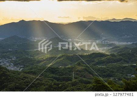 高見山展望台から望む夕日に照らされた尾道市内 広島県尾道市 高見山展望台から望む夕日に照らされた尾道市内 広島県尾道市 127977481