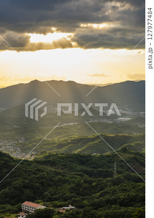 高見山展望台から望む夕日に照らされた尾道市内　広島県尾道市 127977484