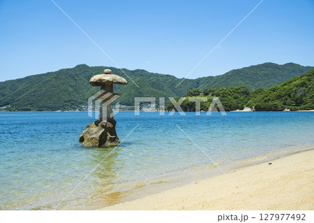 岩子島厳島神社の海に建つ石灯篭　広島県尾道市 127977492