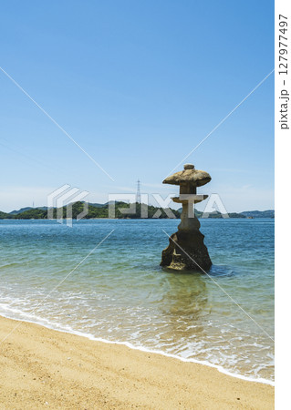 岩子島厳島神社の海に建つ石灯篭 広島県尾道市 岩子島厳島神社の海に建つ石灯篭 広島県尾道市 127977497