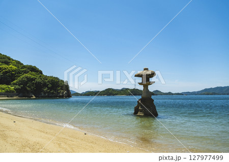 岩子島厳島神社の海に建つ石灯篭　広島県尾道市 127977499