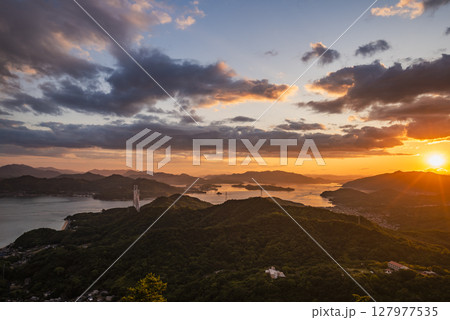 高見山展望台から望む夕焼けの瀬戸内海 広島県尾道市 高見山展望台から望む夕焼けの瀬戸内海 広島県尾道市 127977535