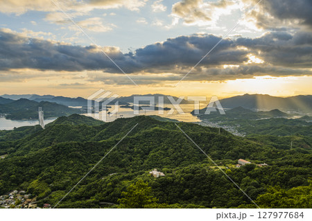 高見山展望台から望む夕焼けの瀬戸内海 広島県尾道市 高見山展望台から望む夕焼けの瀬戸内海 広島県尾道市 127977684