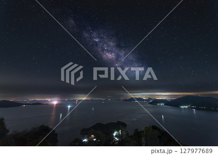 高見山展望台から望む瀬戸内海の島々と天の川 広島県尾道市 高見山展望台から望む瀬戸内海の島々と天の川 広島県尾道市 127977689
