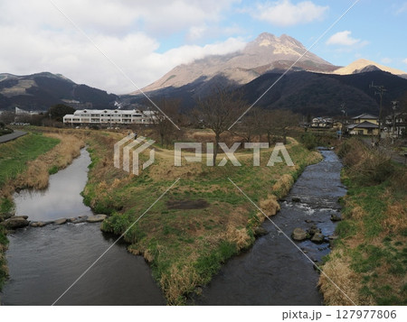 水の扇と孤峰 ― 湯布院デルタより望む由布の容 127977806