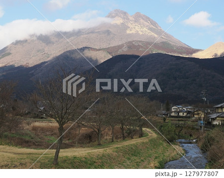 雲の帳のむこうに ― 小川の道から仰ぐ由布岳 127977807