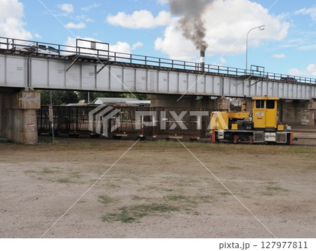 鉄路と甘みの記憶 ― ホーム・ヒル、ウィルマー製糖所の午後 127977811