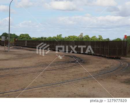 線路の曲線と鳥の足音 ― ホーム・ヒル輸送路の静けさ 127977820