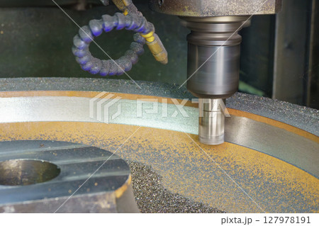 The CNC milling machine rough cut the cast iron parts with indexable tools. The CNC milling machine rough cut the cast iron parts with indexable tools. 127978191