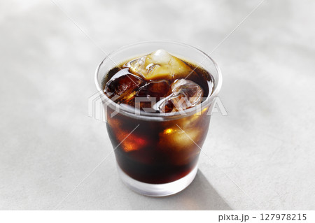 グラスに注いだ涼しげなアイスコーヒー 127978215