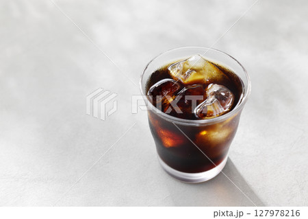 グラスに注いだ涼しげなアイスコーヒー グラスに注いだ涼しげなアイスコーヒー 127978216