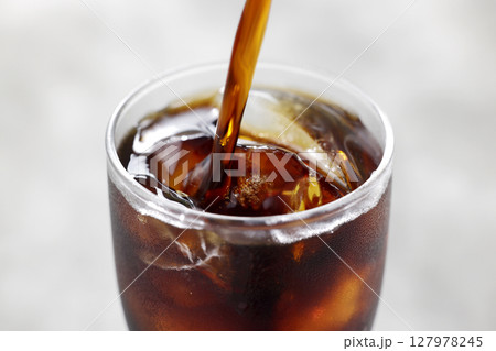 グラスに注いだ涼しげなアイスコーヒー 127978245